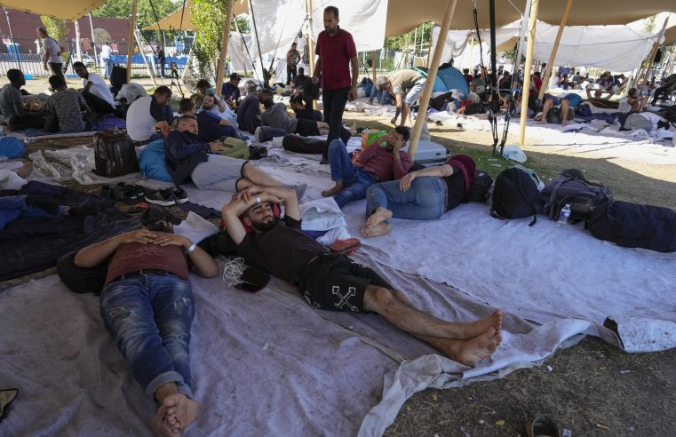Las agencias holandesas ayudan a los migrantes que duermen fuera del campamento abarrotado