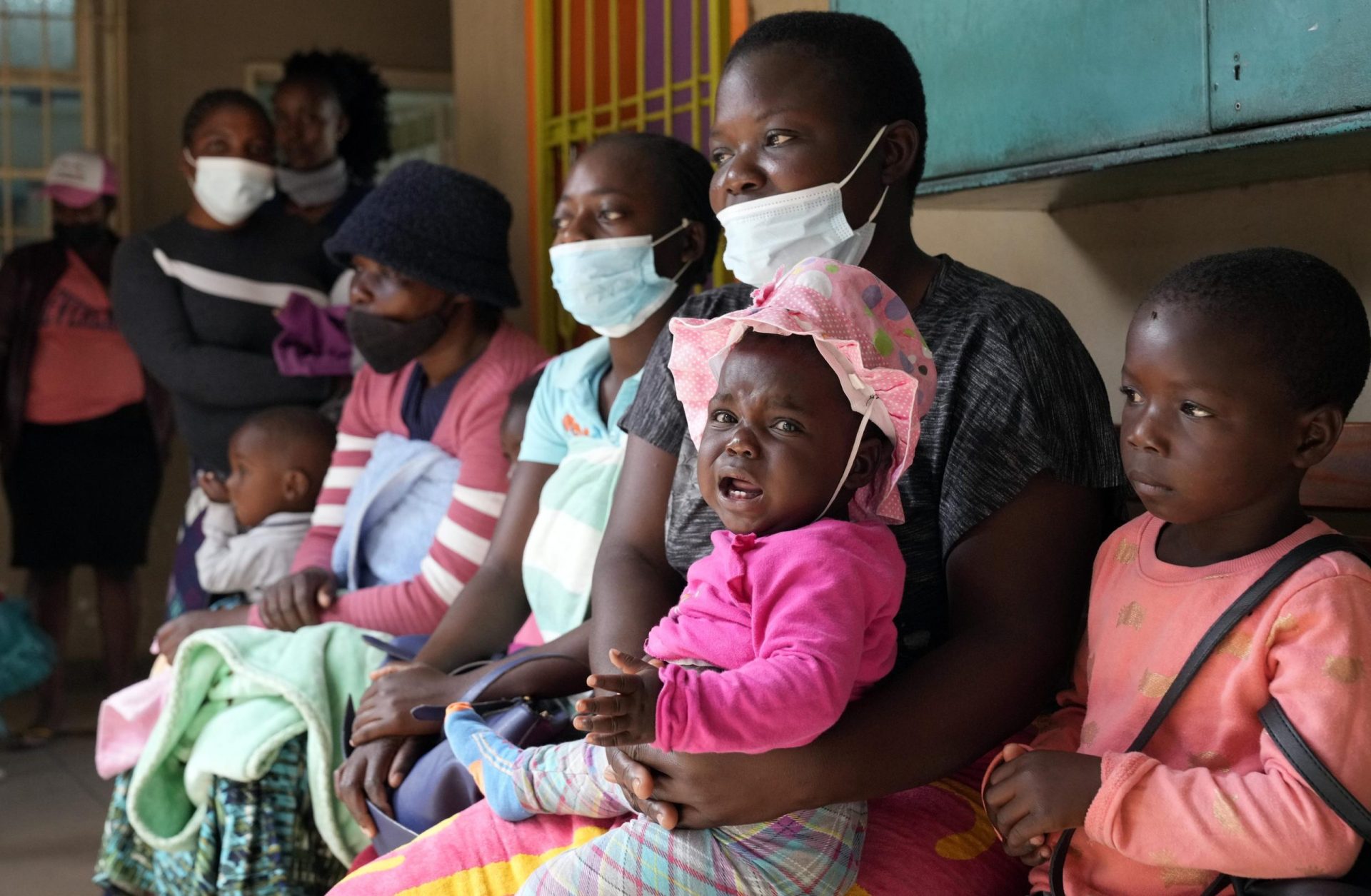 Las vacunas secretas ayudan a las madres de Zimbabue a proteger a los niños