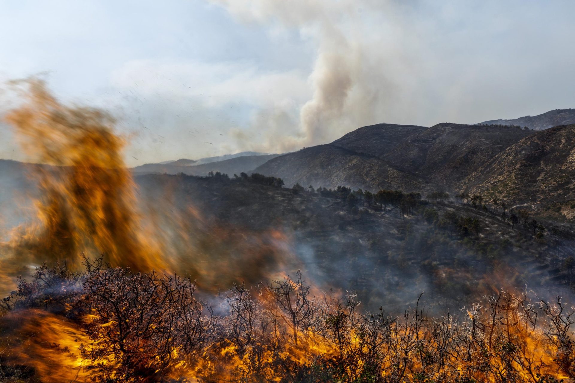 Los vientos provocan un gran incendio forestal en España; Portugal entra en alerta