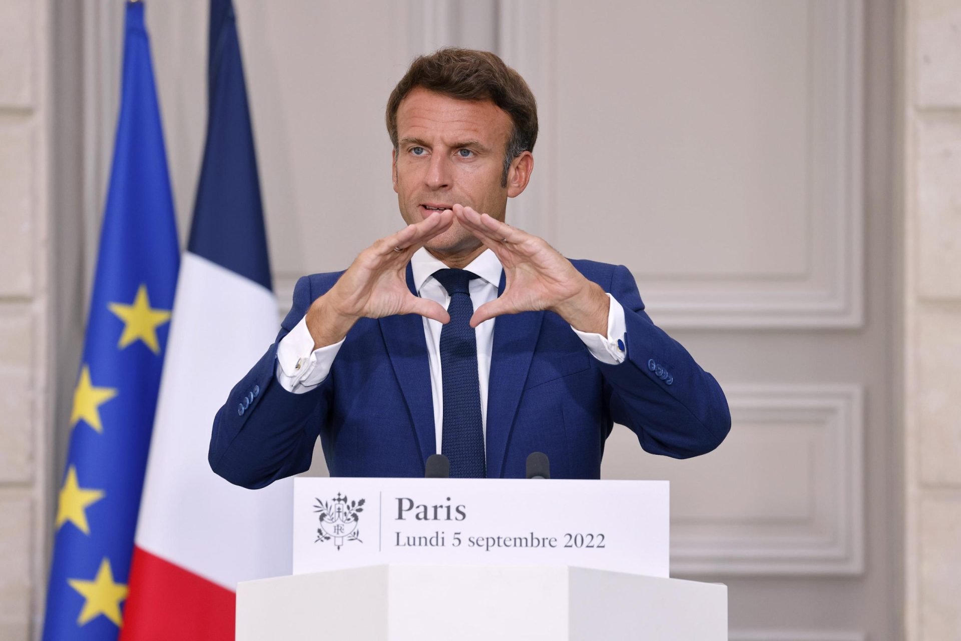 Macron insta a los franceses a ahorrar energía y busca un descenso del 10% en su uso