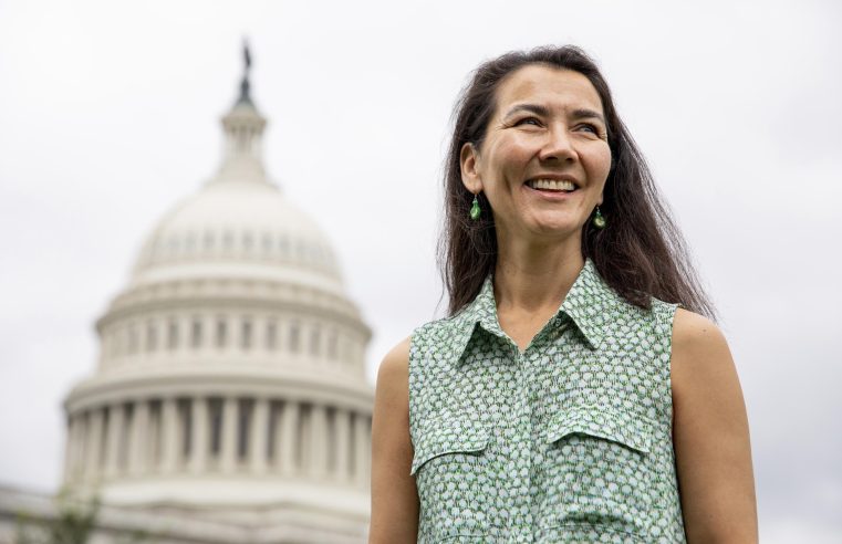 Mary Peltola jura su cargo como primera nativa de Alaska en el Congreso