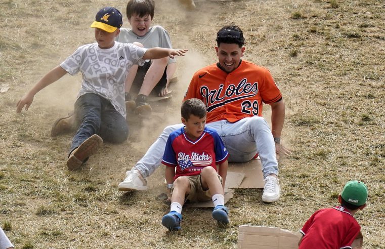 Niños otra vez: Medias Rojas, carrera de cartón de los Orioles Little Leaguers