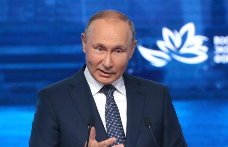 Putin insiste en que su guerra contra Ucrania está haciendo grandes cosas por Rusia