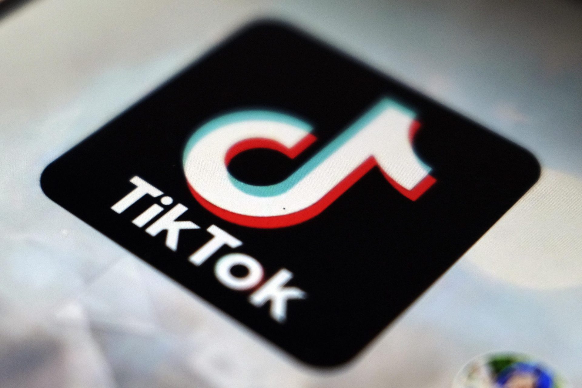 Resultados de búsqueda en TikTok plagados de desinformación: Informe