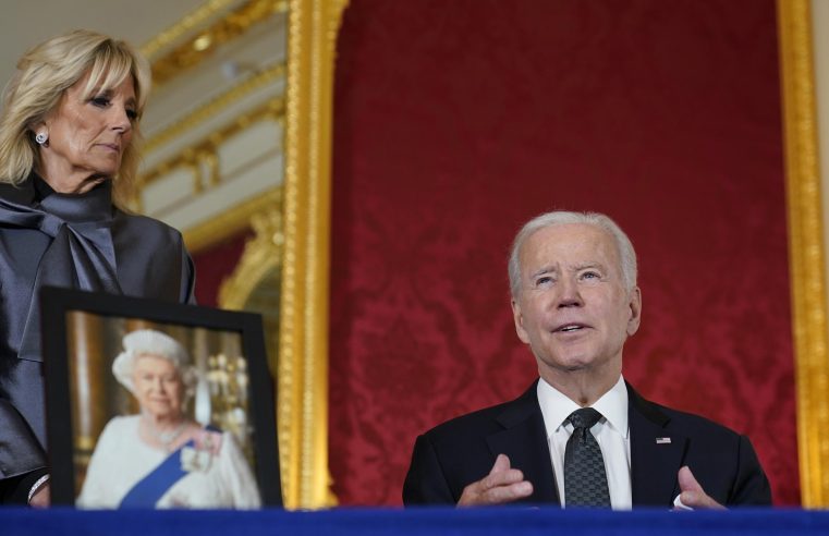 Té y bollos: Biden, Jill Biden recuerdan a la reina