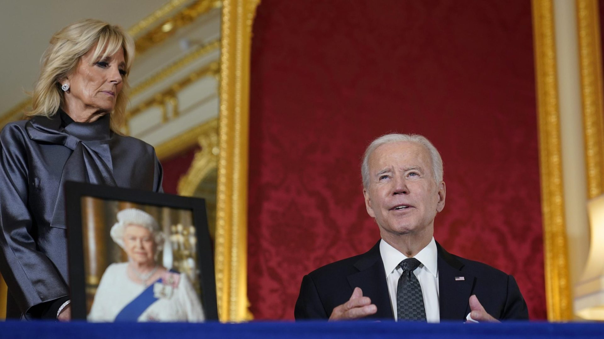 Té y bollos: Biden, Jill Biden recuerdan a la reina