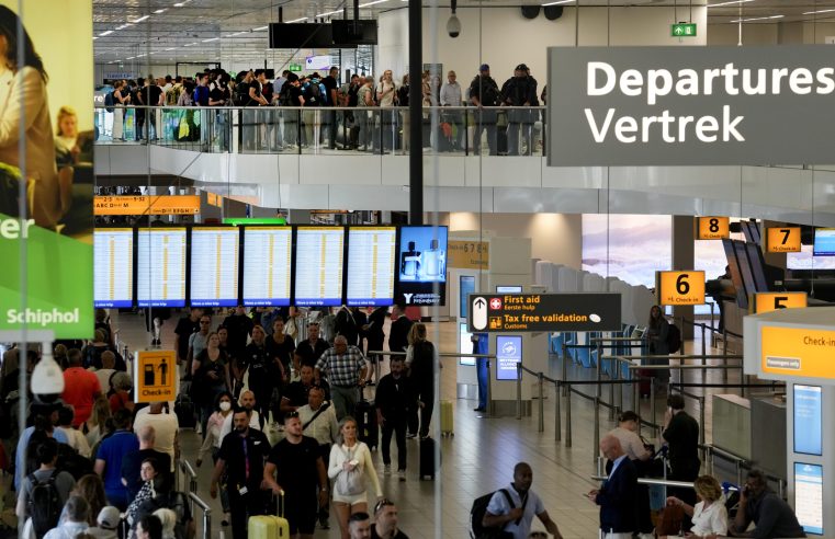Tras un verano de caos, el aeropuerto de Schiphol obtiene beneficios netos