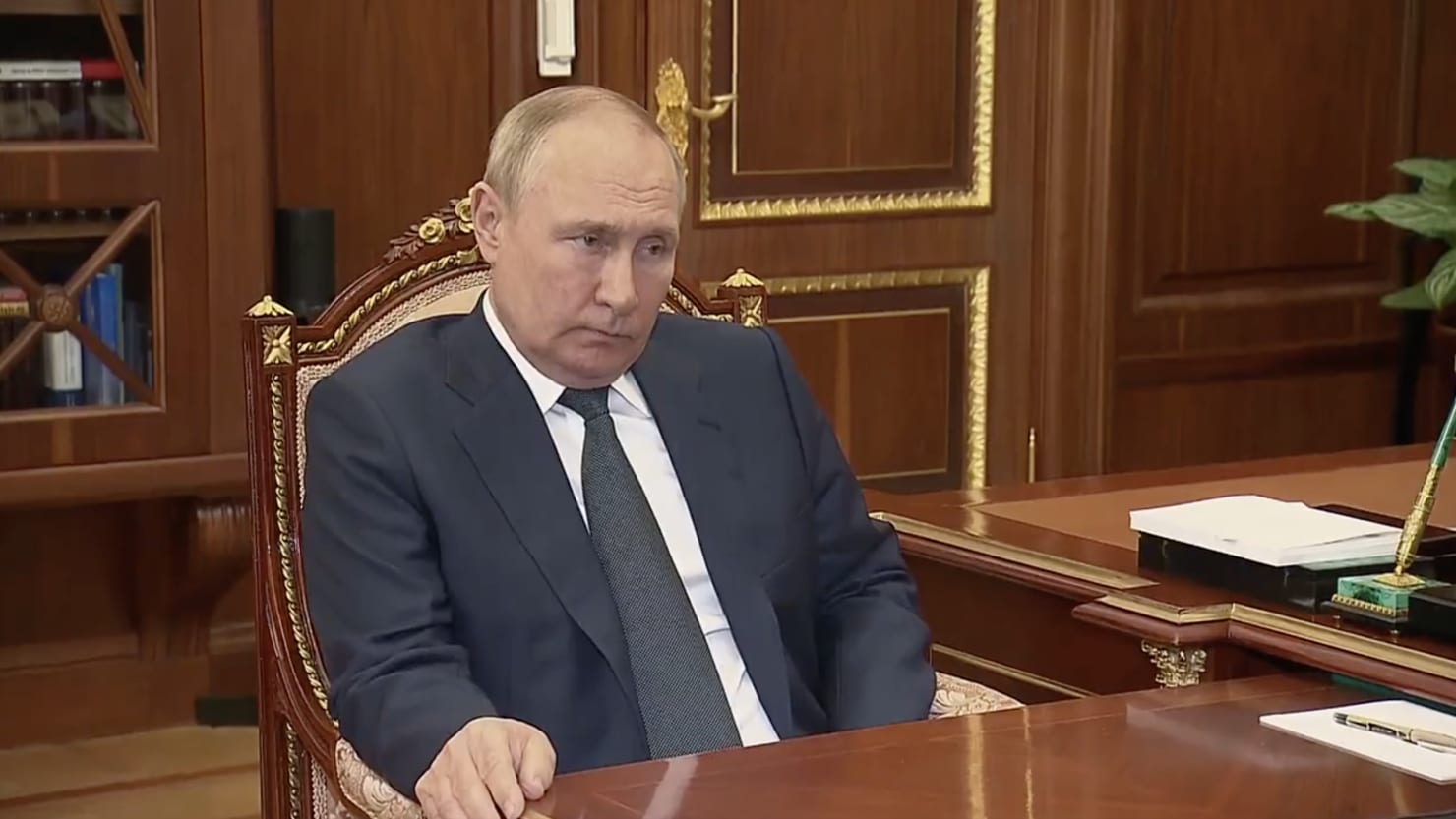 Un alto general ruso es filmado mintiendo a la cara de Putin en una incómoda sesión informativa