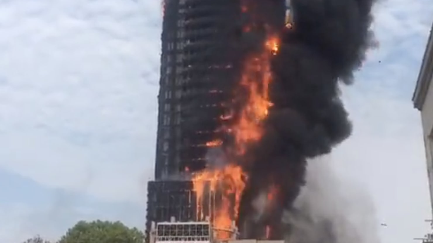 Un enorme incendio arrasa un edificio de oficinas de China Telecom