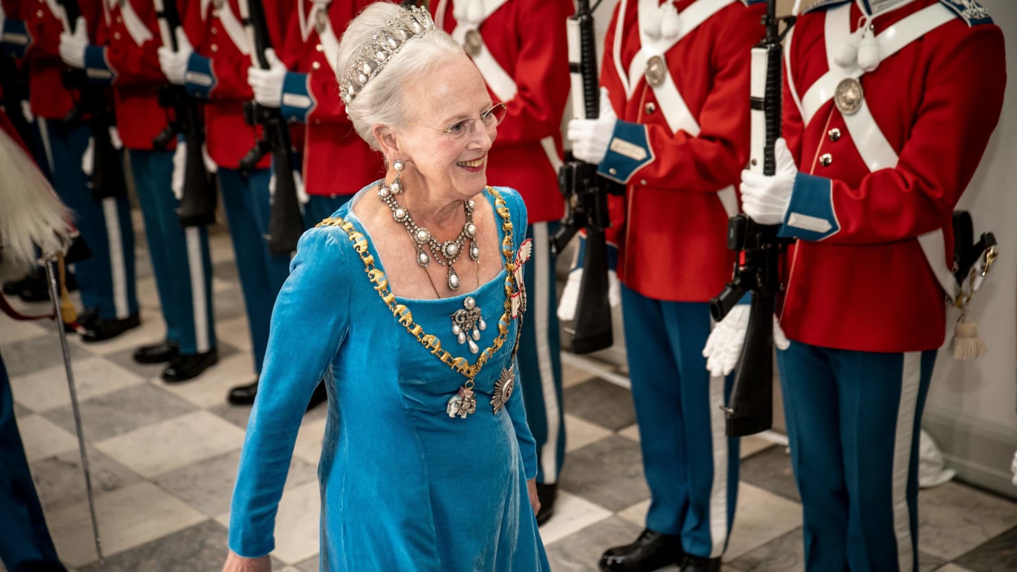 La reina danesa desata una disputa al retirar los títulos reales a sus nietos