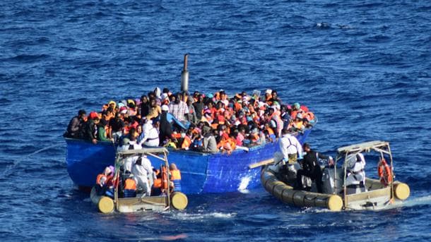 Cientos de migrantes varados rescatados del mar frente a Italia