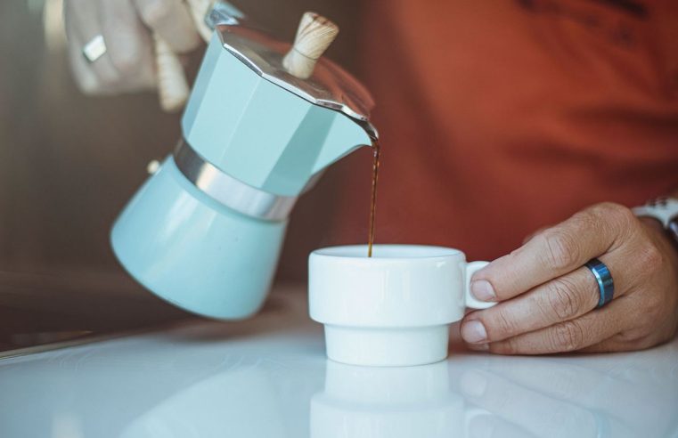 Cómo usar una cafetera Moka para hacer espresso como un italiano