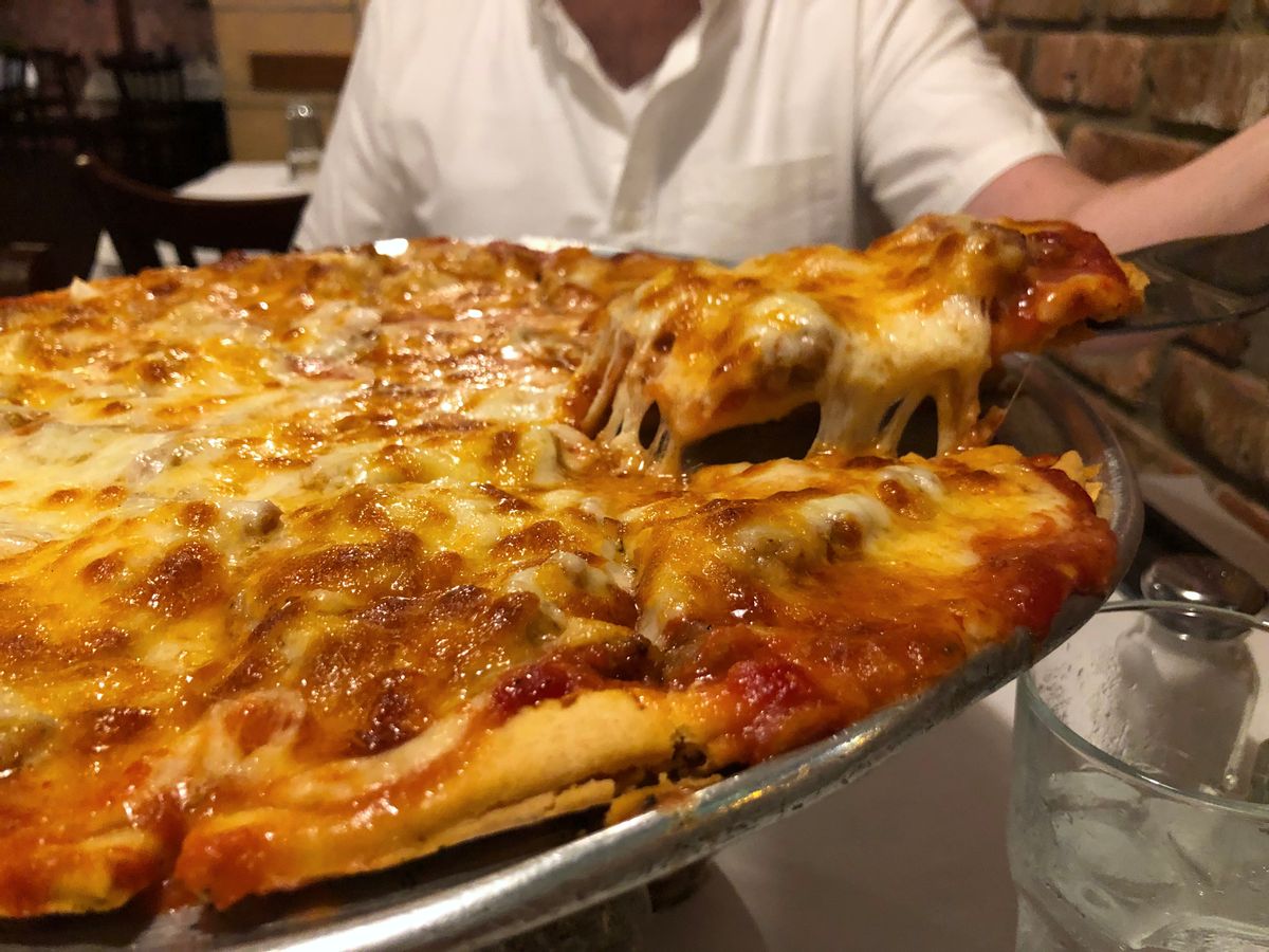 Desde Altoona hasta el pastel de montaña, los estilos de pizza hiperregionales son una fuente de profundo orgullo.