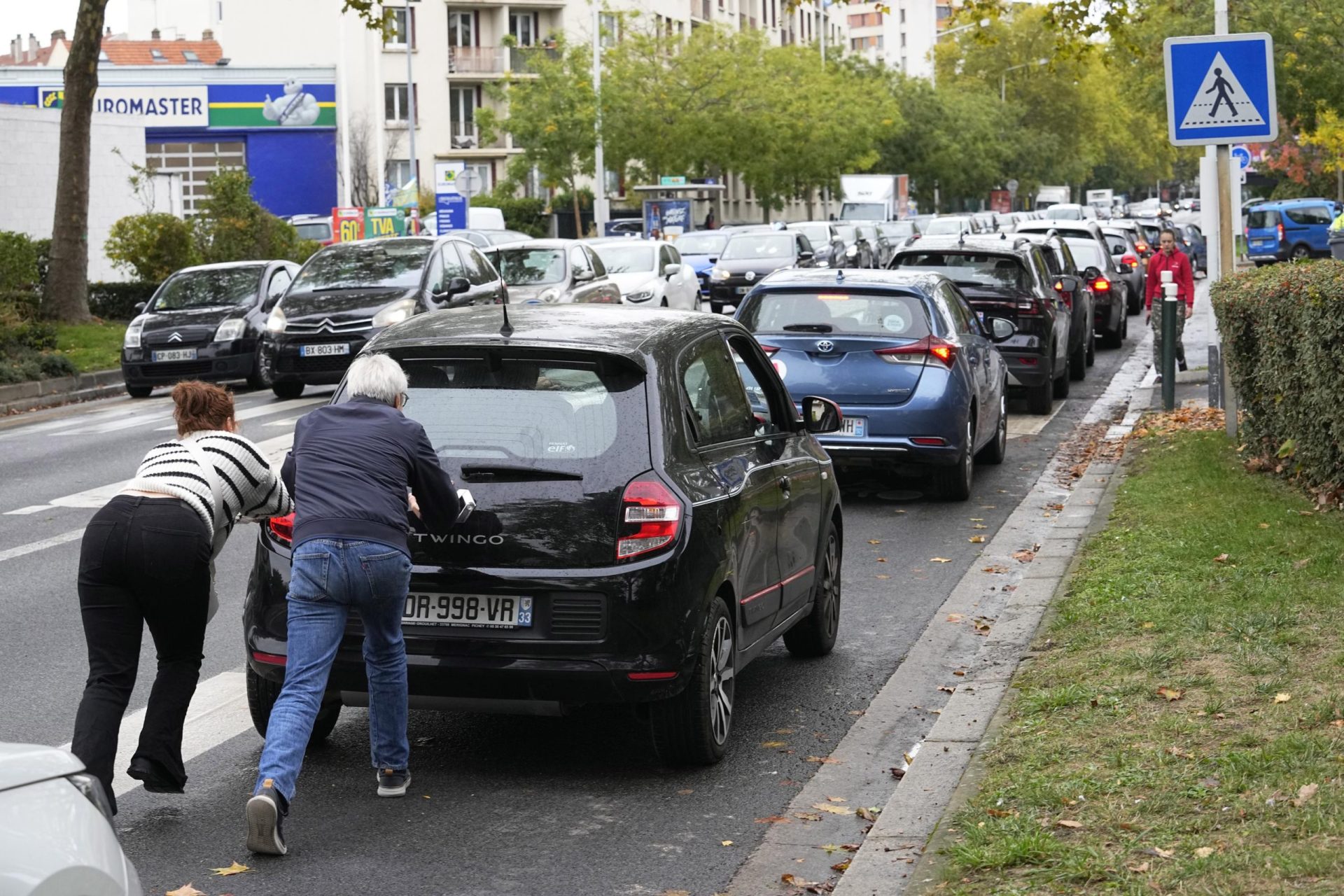 En Francia, la crisis del combustible crispa los nervios y la resistencia de los trabajadores