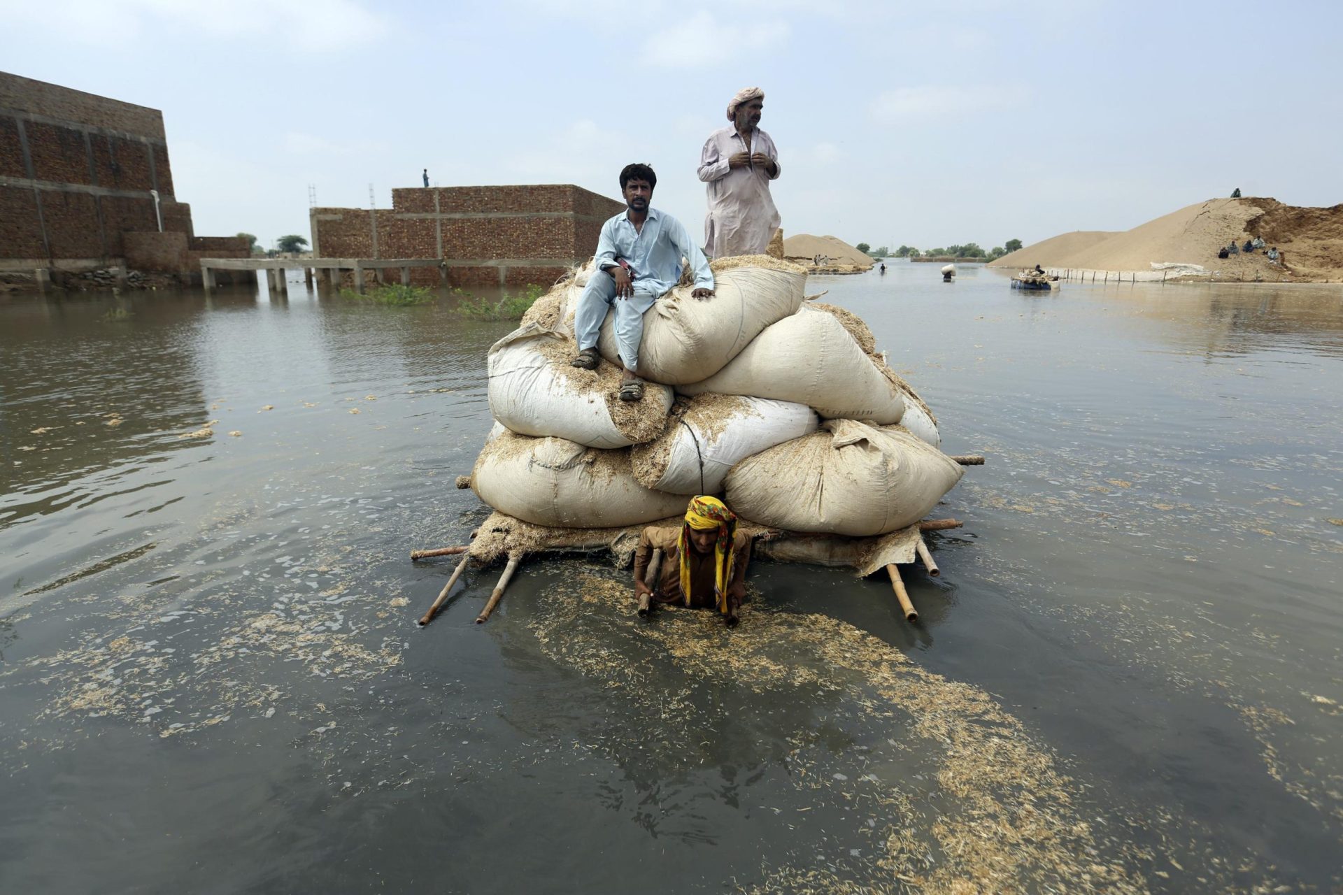 La agencia de la ONU para los refugiados envía rápidamente ayuda a Pakistán en medio de fuertes inundaciones