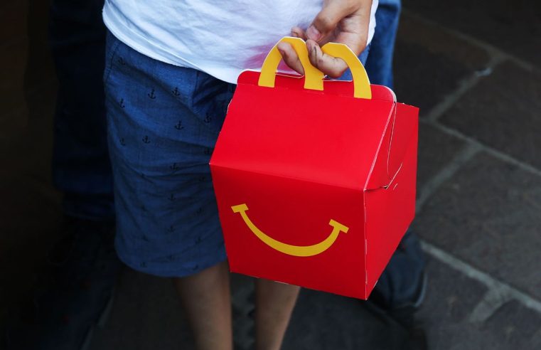 McDonald’s sirve a la nostalgia con nuevos Happy Meals para adultos por tiempo limitado