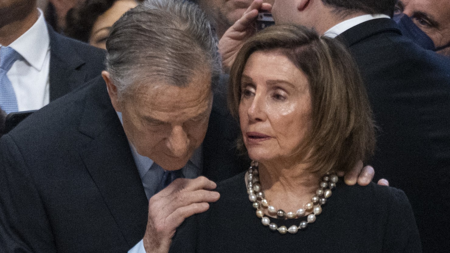 Nancy Pelosi “destrozada y traumatizada” por el ataque a su marido