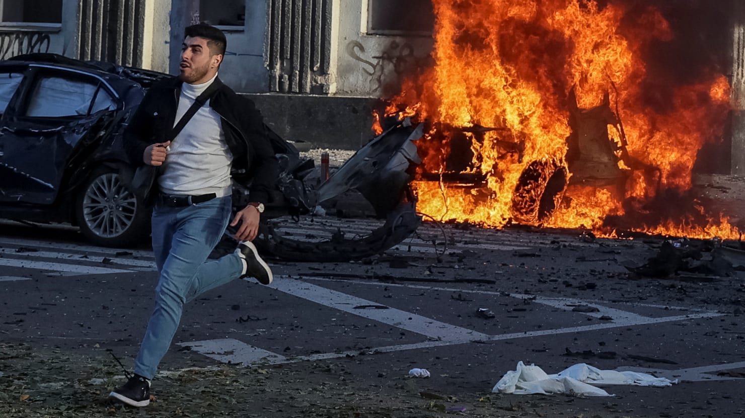 Niños en la línea de fuego mientras la venganza de Putin sacudida-bombardea Kyiv
