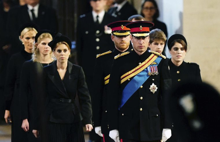 Ocho nietos de la reina realizan vigilia silenciosa junto a su ataúd