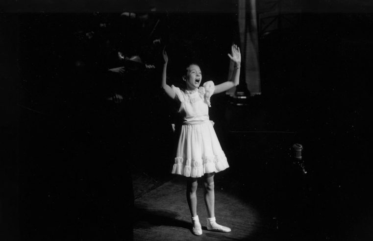 “Prima donna in pigtails”: cómo Julie Andrews, la estrella infantil, encarnó las esperanzas de la Gran Bretaña de la posguerra