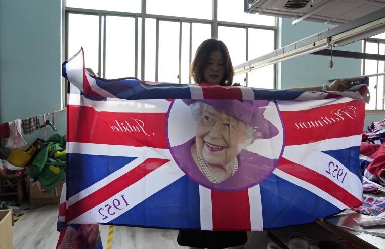 Una fábrica china produce banderas británicas tras la muerte de la reina