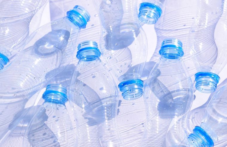 Un nuevo informe detalla los impactos de una botella de plástico en el clima, la salud y los derechos humanos