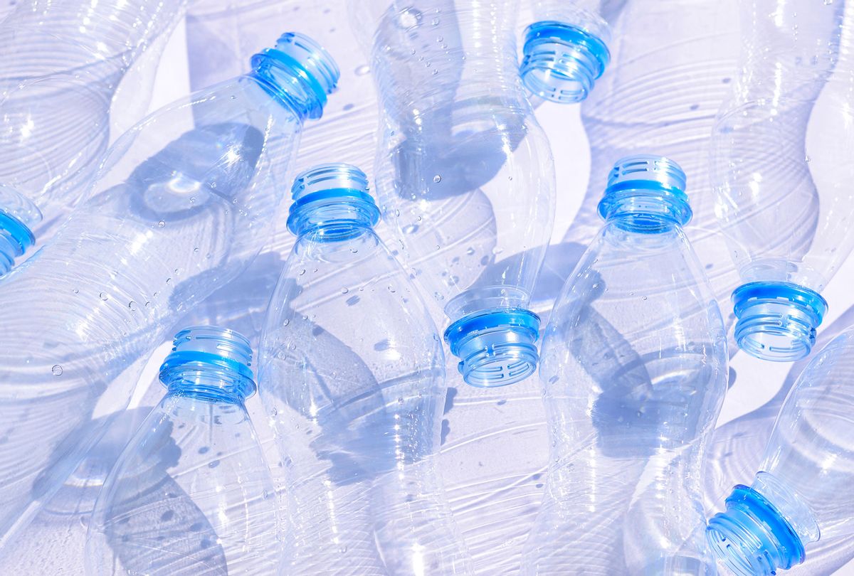 Un nuevo informe detalla los impactos de una botella de plástico en el clima, la salud y los derechos humanos