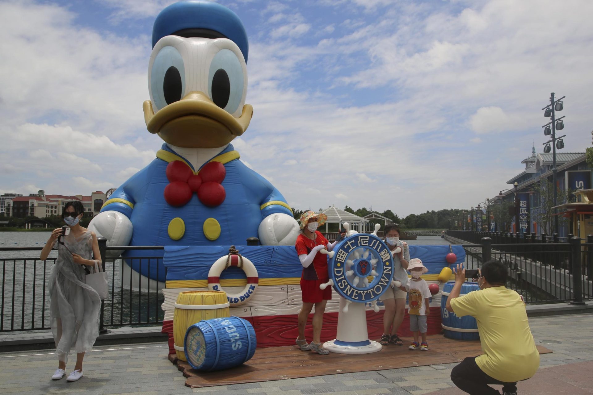 Los huéspedes de Disney Shanghái permanecen en el parque cerrado para realizar pruebas de detección de virus
