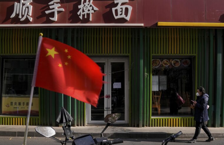 AP PHOTOS: La vida de Pekín en suspenso por los cierres y las pruebas de COVID
