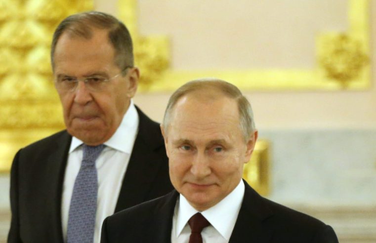 El Kremlin, furioso, acusa al Reino Unido de intentar “reclutar” a un diplomático ruso