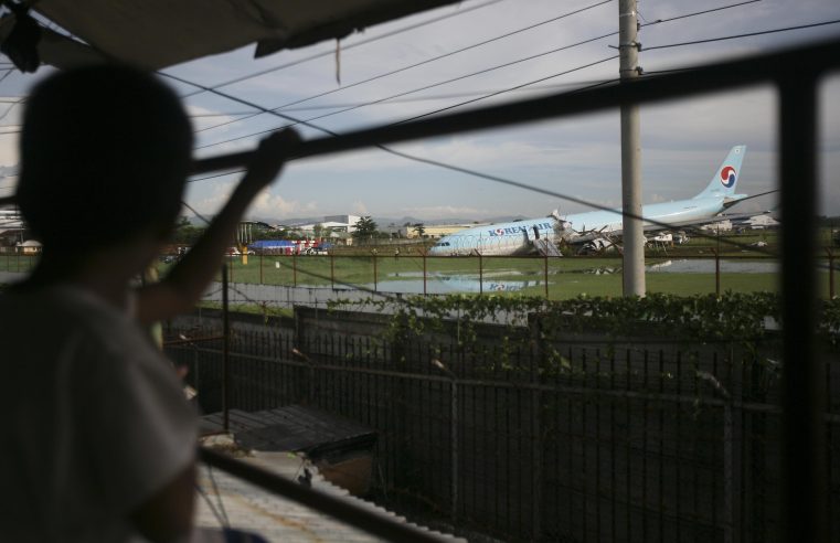 El aeropuerto filipino reabre parcialmente a pesar de que el avión está atascado