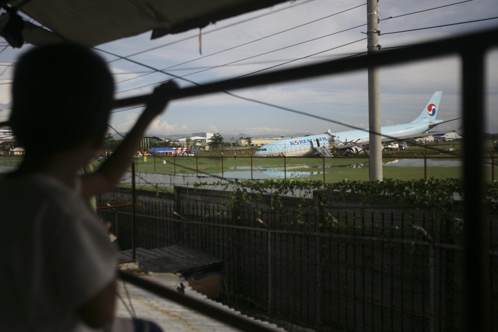 El aeropuerto filipino reabre parcialmente a pesar de que el avión está atascado