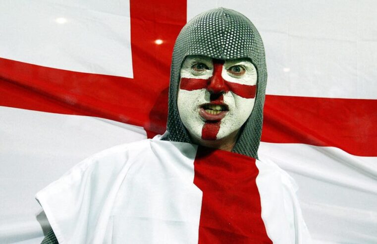 La FIFA prohíbe a los aficionados ingleses que lleven espadas y escudos de plástico en el partido del Mundial de Estados Unidos