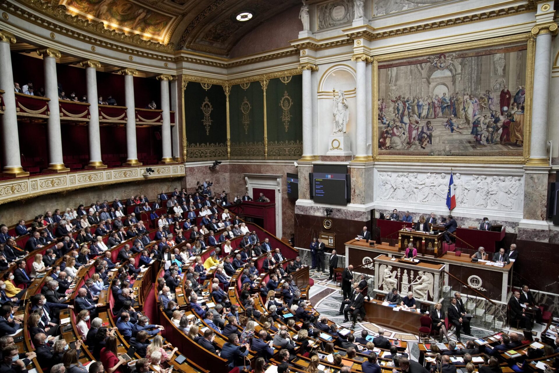 Francia da el primer paso para añadir el derecho al aborto a la Constitución