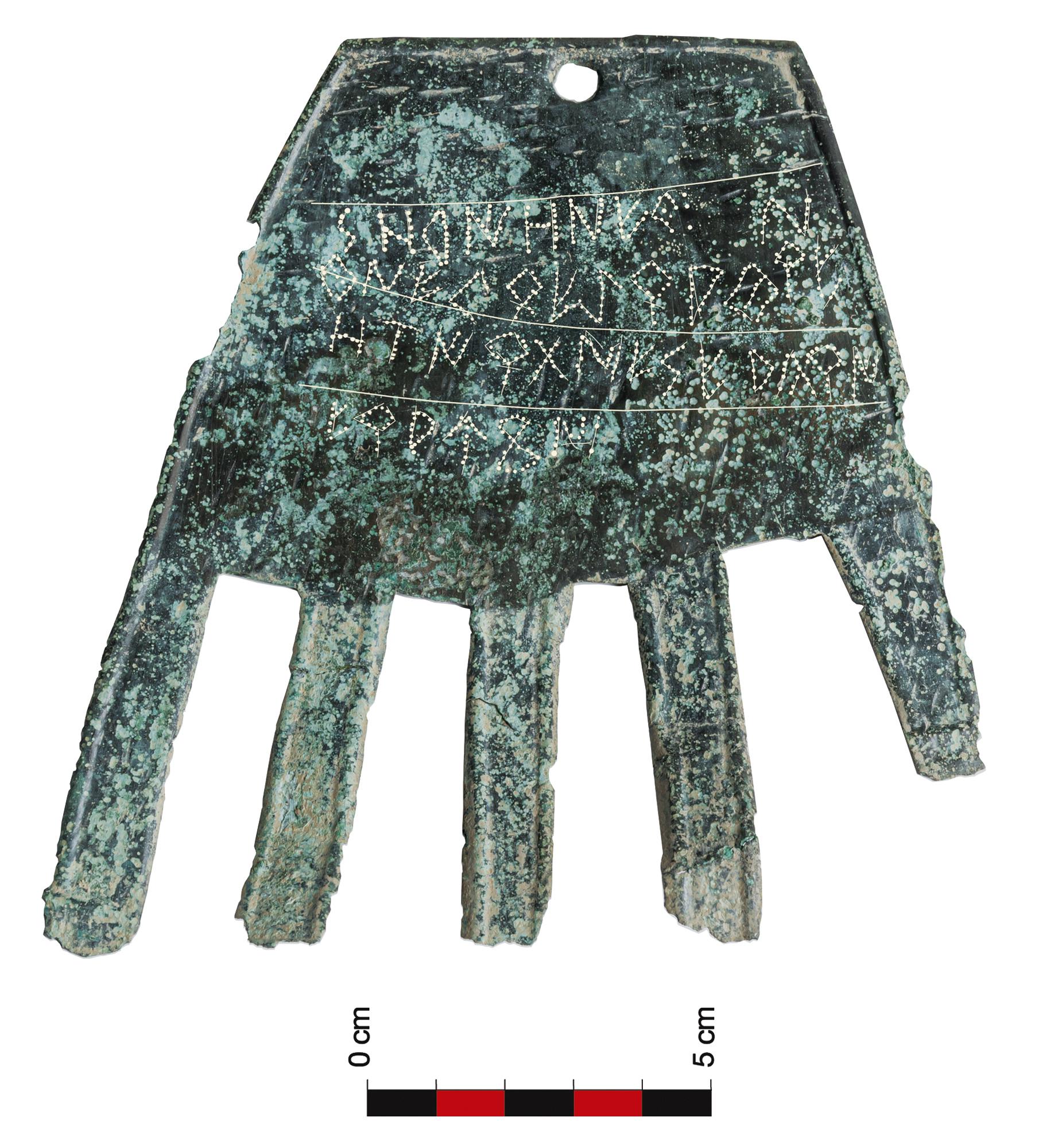 Las palabras de la mano de bronce pueden reescribir el pasado del euskera
