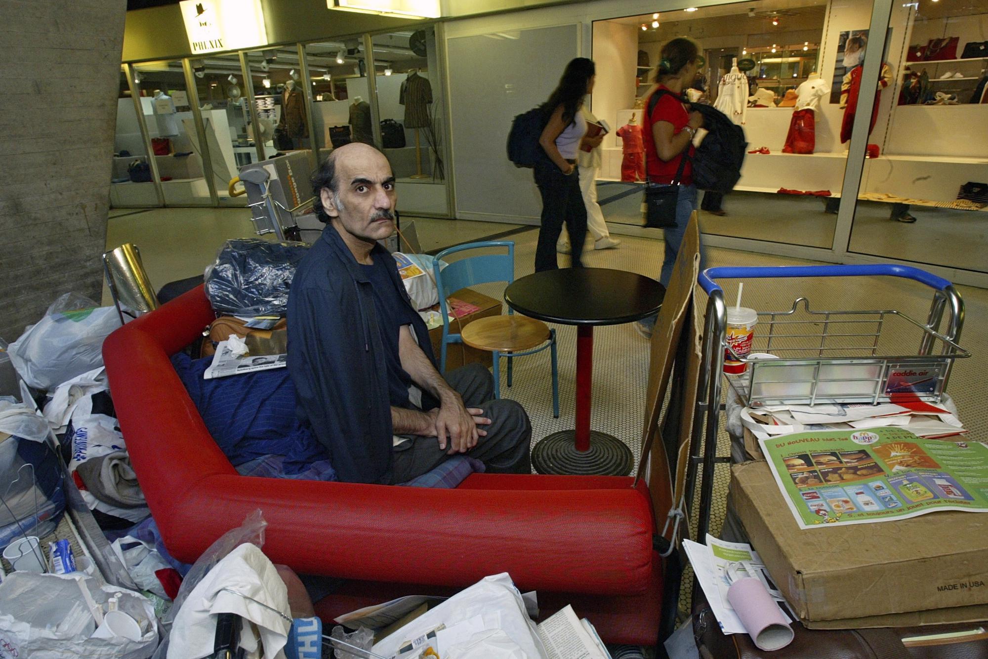 Muere en el aeropuerto de París el iraní que inspiró “La Terminal