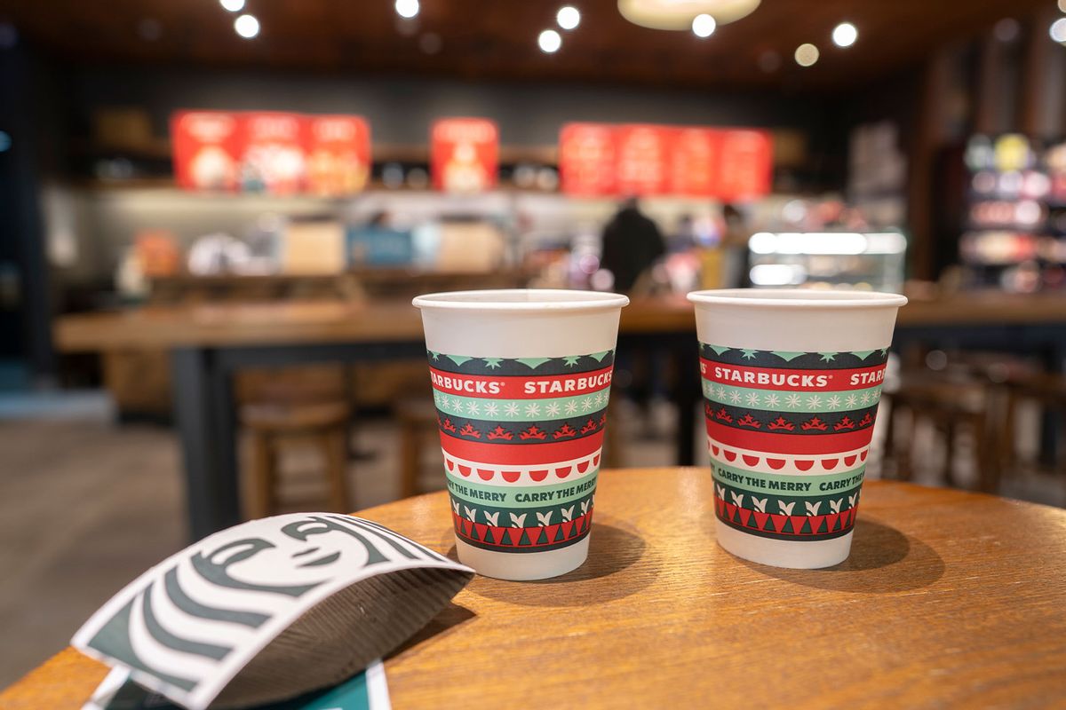 Desde mocas de menta hasta lattes brûlée con caramelo, las bebidas navideñas de Starbucks 2022 clasificadas