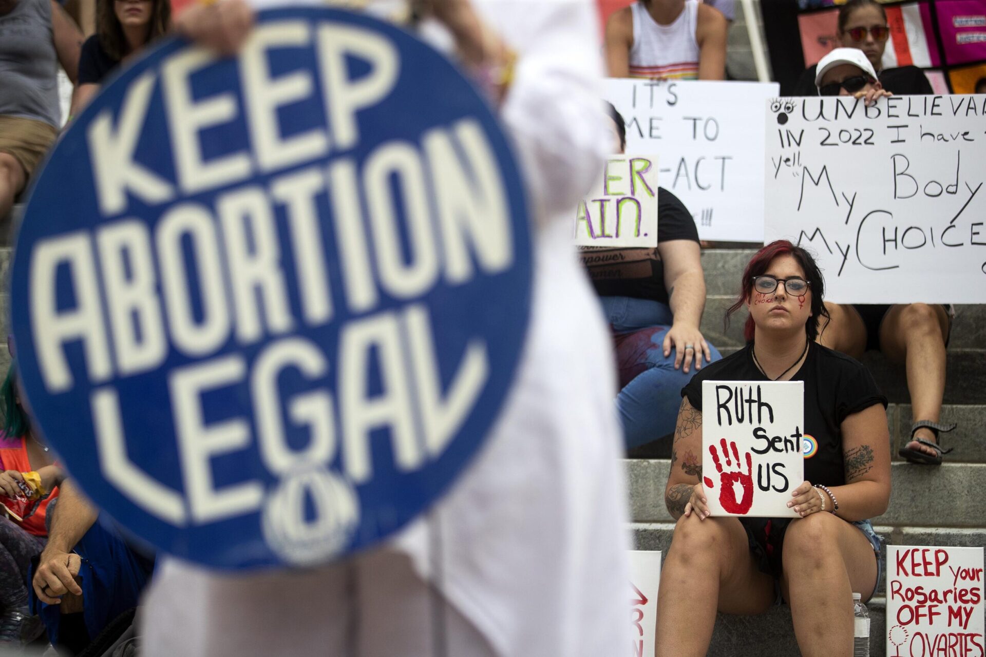 Después de las elecciones intermedias, los estados sopesan las protecciones y prohibiciones del aborto
