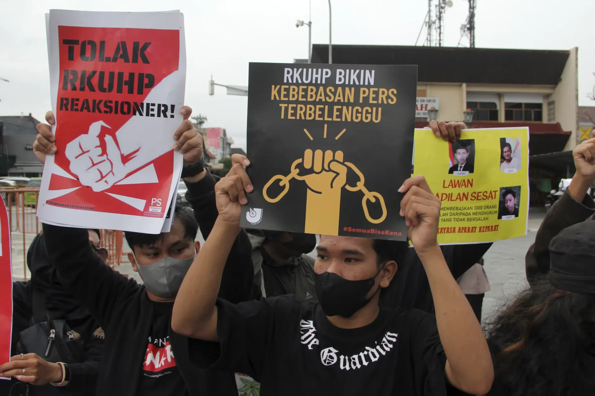El Parlamento de Indonesia vota para prohibir las relaciones sexuales fuera del matrimonio