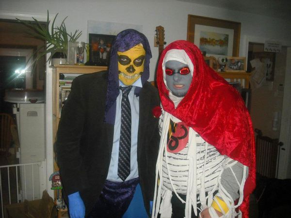 El autor y su esposo como Skeletor y Mumm-Ra