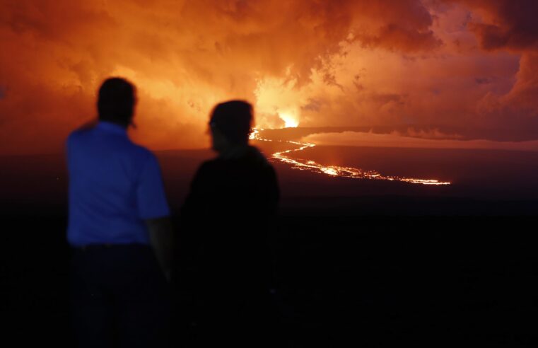 La erupción del volcán de Hawái tiene a algunos en alerta y atrae a los espectadores