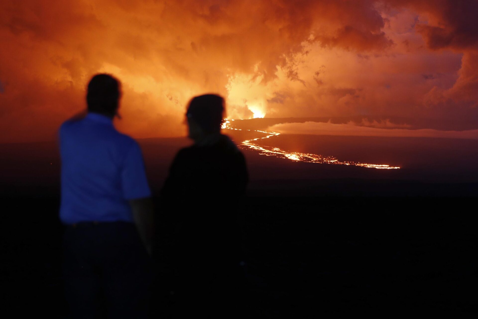 La erupción del volcán de Hawái tiene a algunos en alerta y atrae a los espectadores
