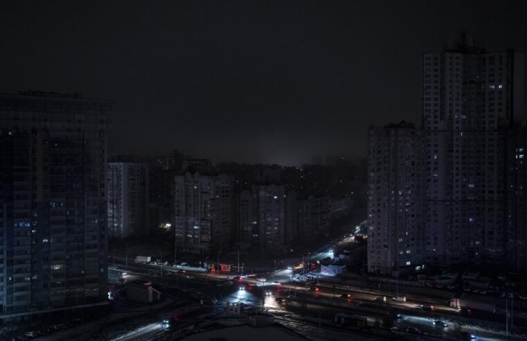 La mayoría de los ucranianos se quedaron sin electricidad tras nuevos ataques rusos