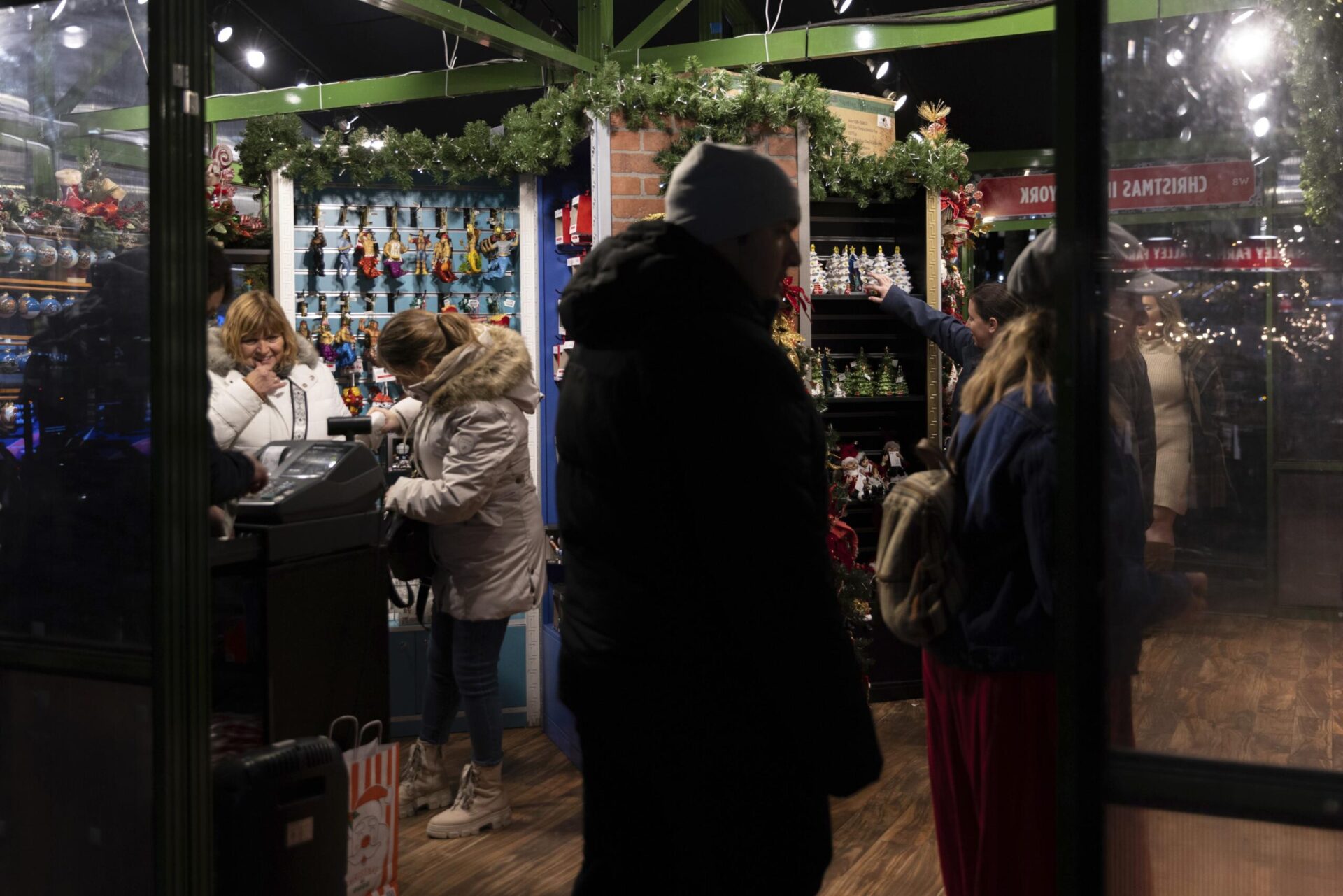 Las pequeñas empresas y los compradores regresan a los mercados navideños