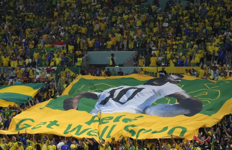Los aficionados brasileños en la Copa del Mundo muestran su apoyo al gran futbolista Pelé