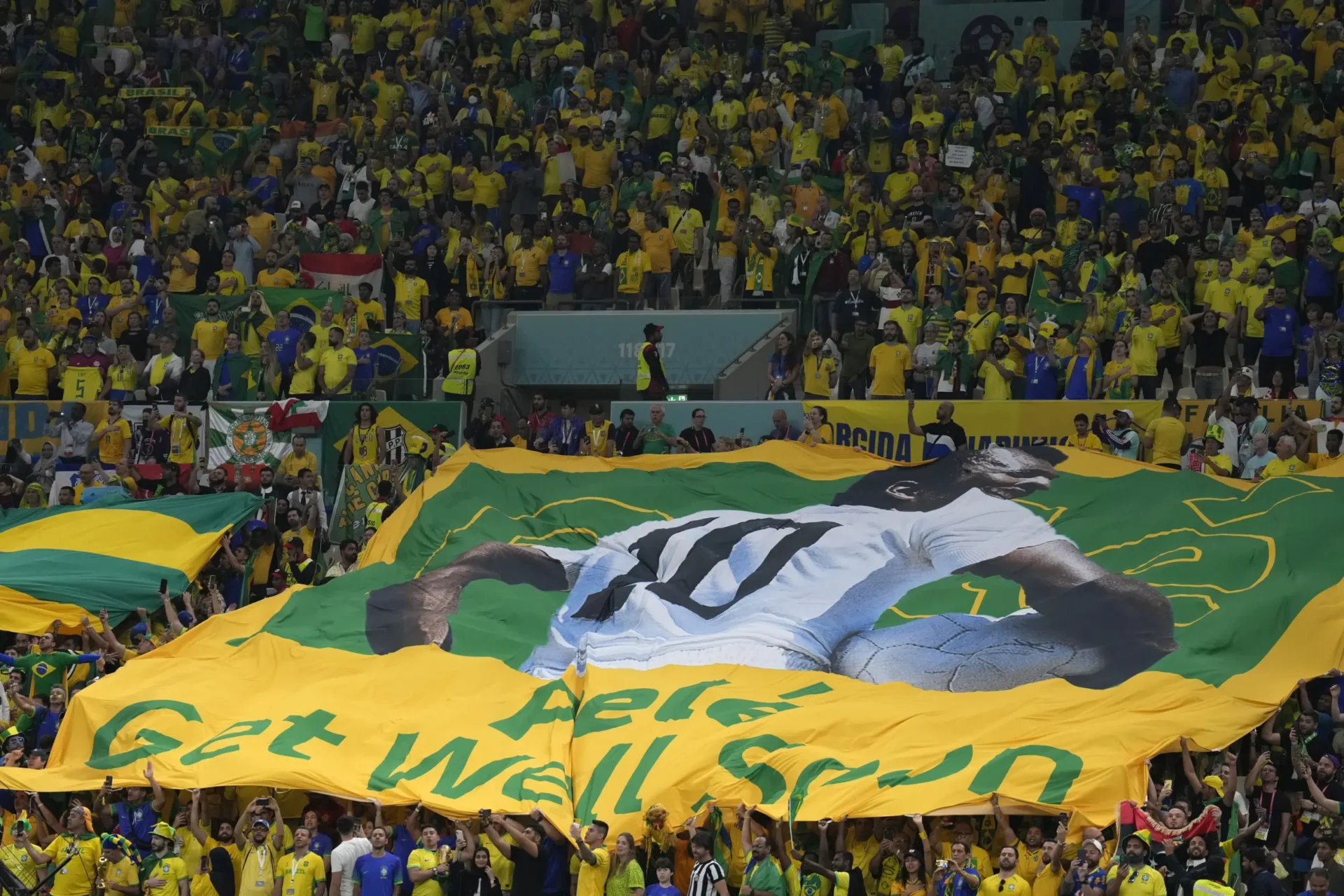 Los aficionados brasileños en la Copa del Mundo muestran su apoyo al gran futbolista Pelé