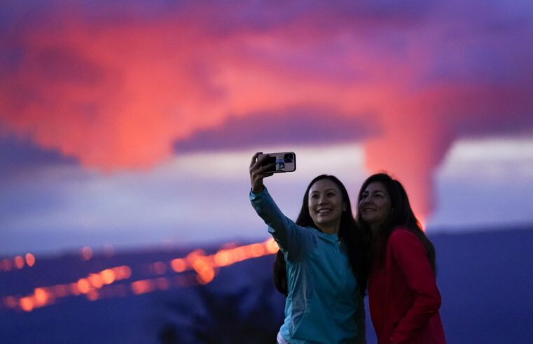 Los espectadores acuden en masa para ver la lava resplandeciente emanar del volcán de Hawái