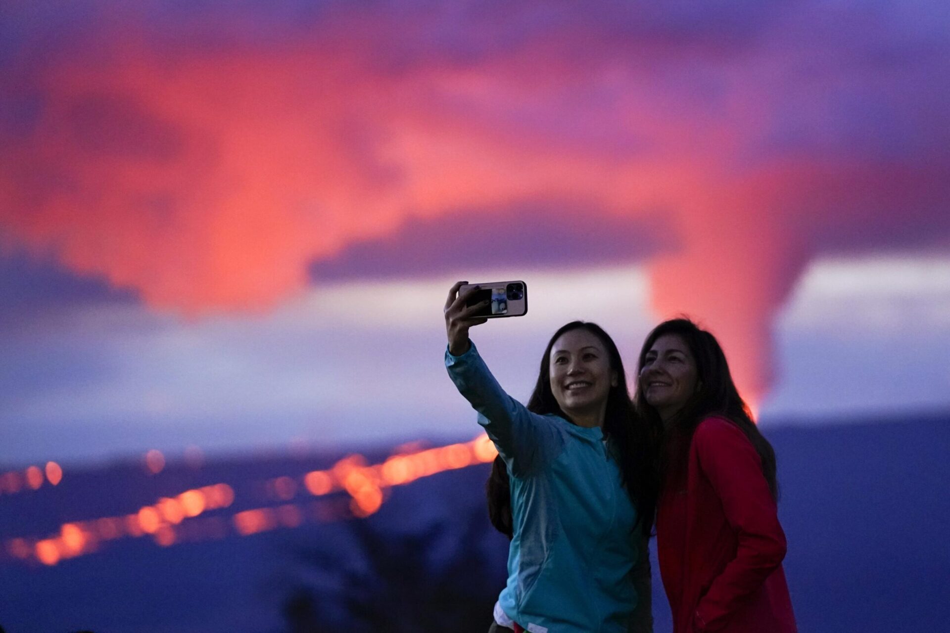 Los espectadores acuden en masa para ver la lava resplandeciente emanar del volcán de Hawái