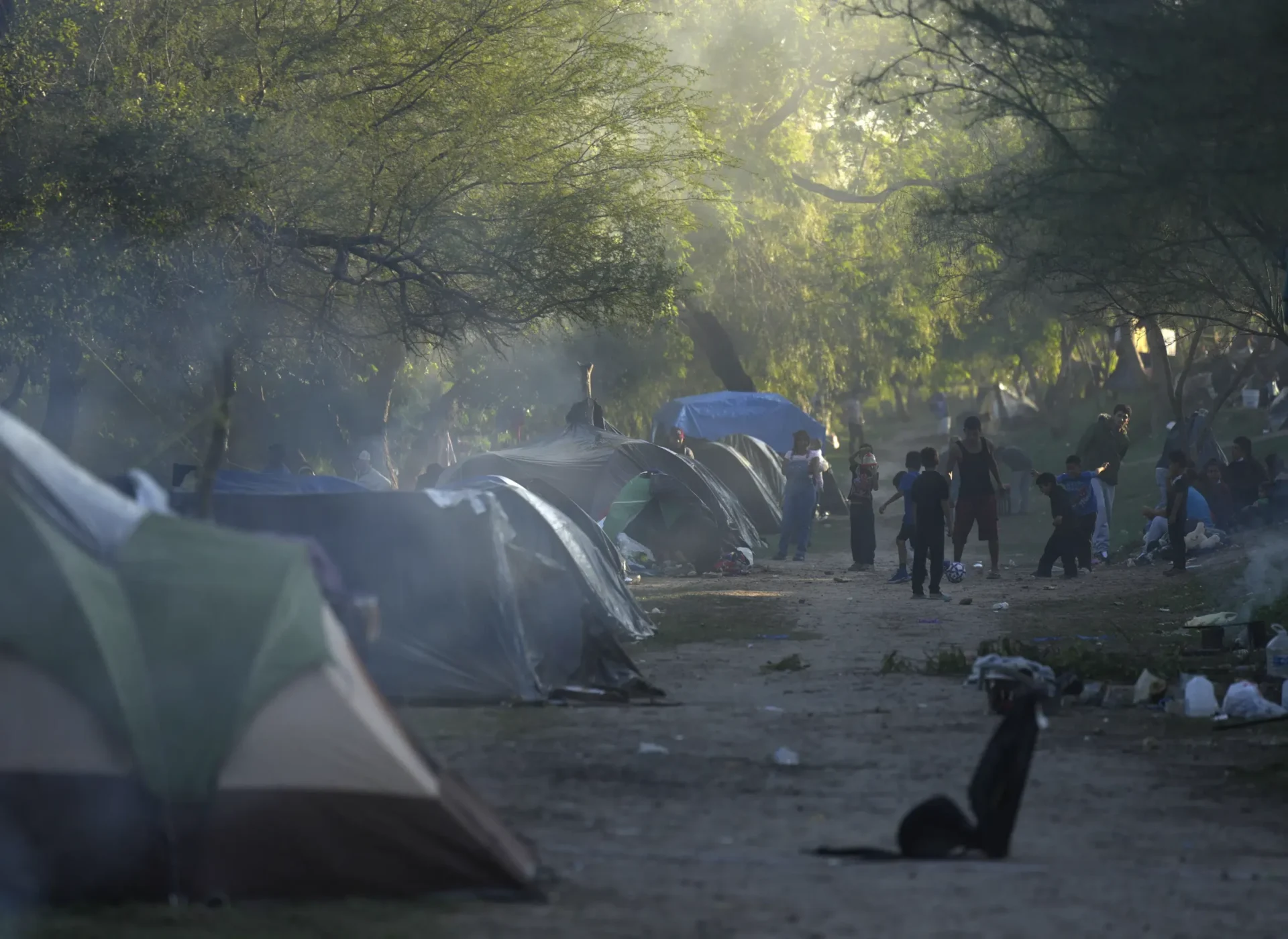 Migrantes cerca de la frontera de EE. UU. se enfrentan a una fría espera por una decisión clave sobre asilo