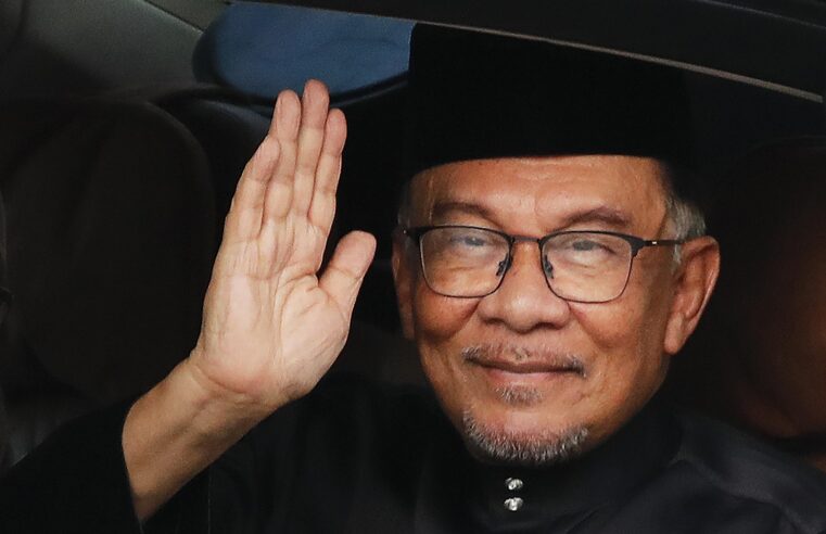 Nuevo primer ministro de Malasia, Anwar, promete sanar nación y economía divididas